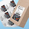Duas embalagens com etiquetas adesivas personalizadas indicando os detalhes de envio