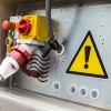 Etiqueta triangular amarela com símbolo de raio indicando perigo de corrente elétrica. Conectado ao aparelho elétrico
