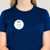 Mulher de camiseta azul com cracha adesivo seda de acetato clore branco anexado indicando nome e função